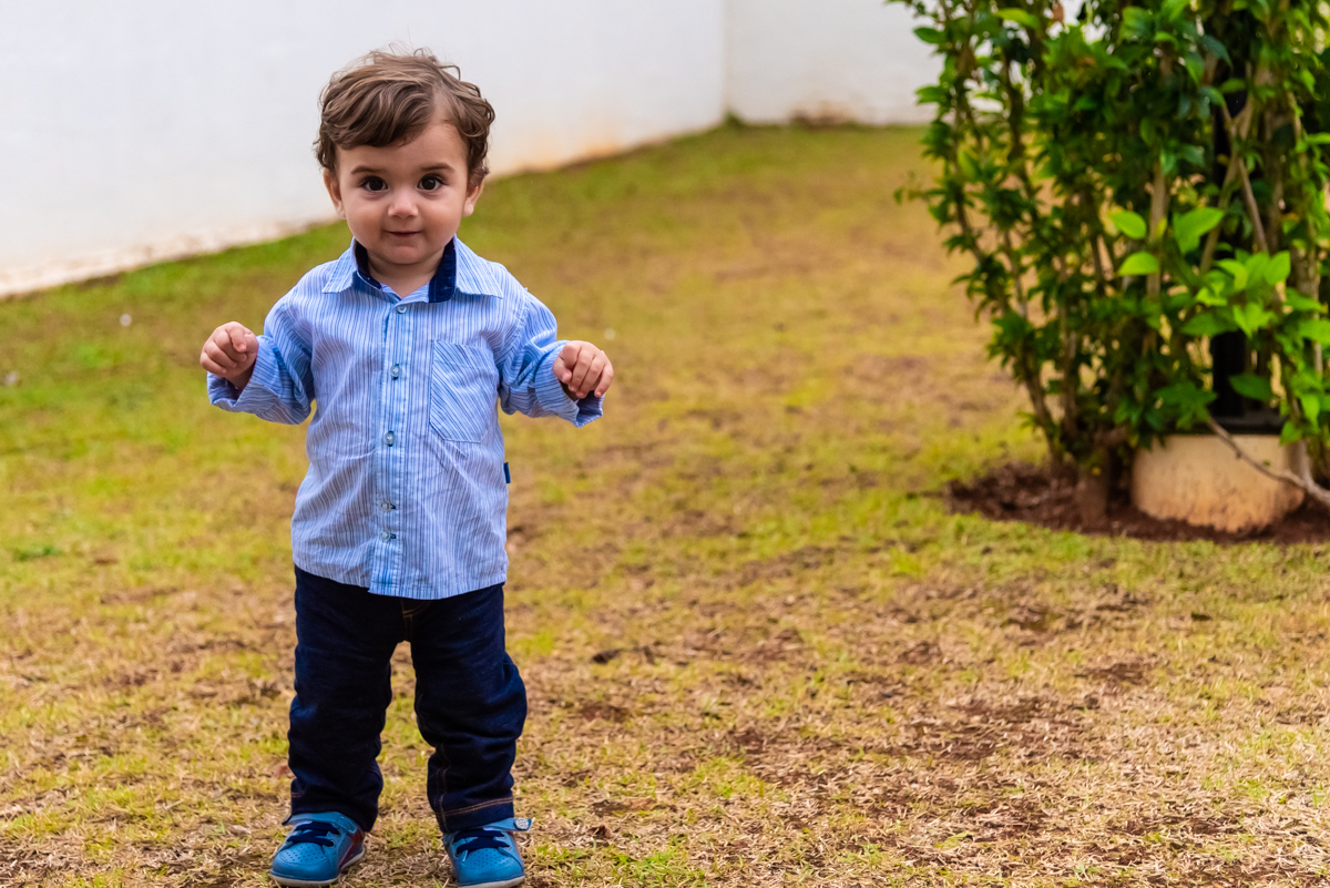 Lucas no jardim - ANIVERSÁRIO EM SÃO ROQUE - RODRIGO MARTIN FOTOGRAFIA