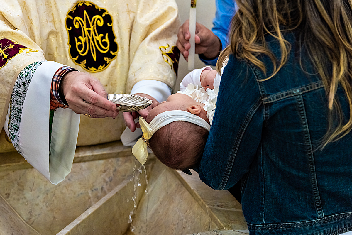 Padre jogando a água na cabeça da Isadora - BATIZADO EM SÃO CAETANO DO SUL - PARÓQUIA SÃO BENTO - RODRIGO MARTIN FOTOGRAFIA