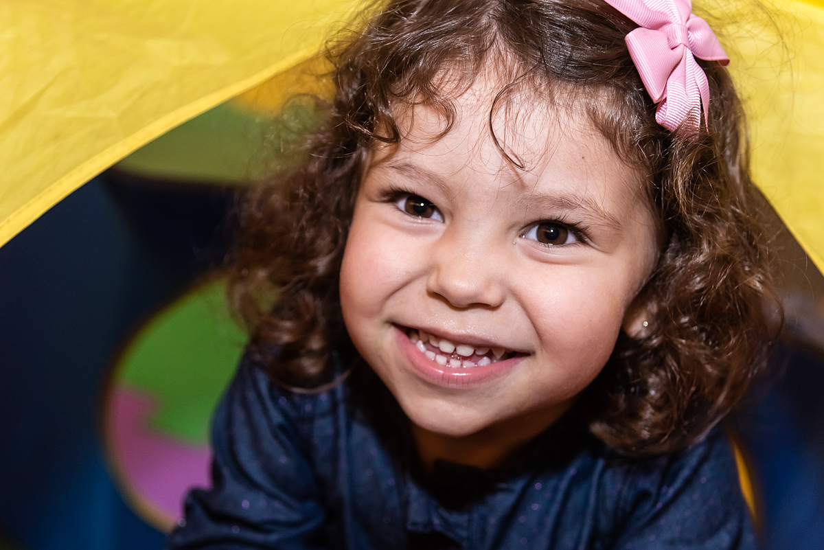 Menina rindo para a foto - FOTÓGRAFO DE ANIVERSÁRIO EM SÃO PAULO - ANIVERSÁRIO EM SÃO PAULO - CONDOMÍNIO PAULISTANO - RODRIGO MARTIN FOTOGRAFIA