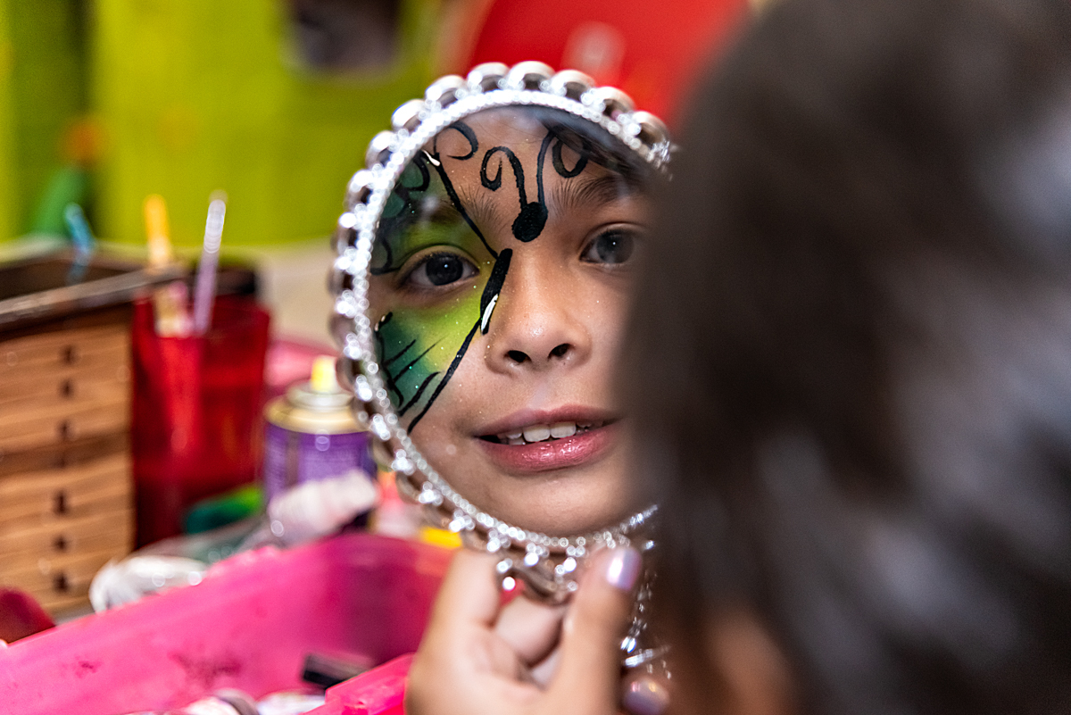 Menina olhando seu rosto pintado no espelho - FOTÓGRAFO DE ANIVERSÁRIO EM SÃO PAULO - ANIVERSÁRIO EM SÃO PAULO - CONDOMÍNIO PAULISTANO - RODRIGO MARTIN FOTOGRAFIA