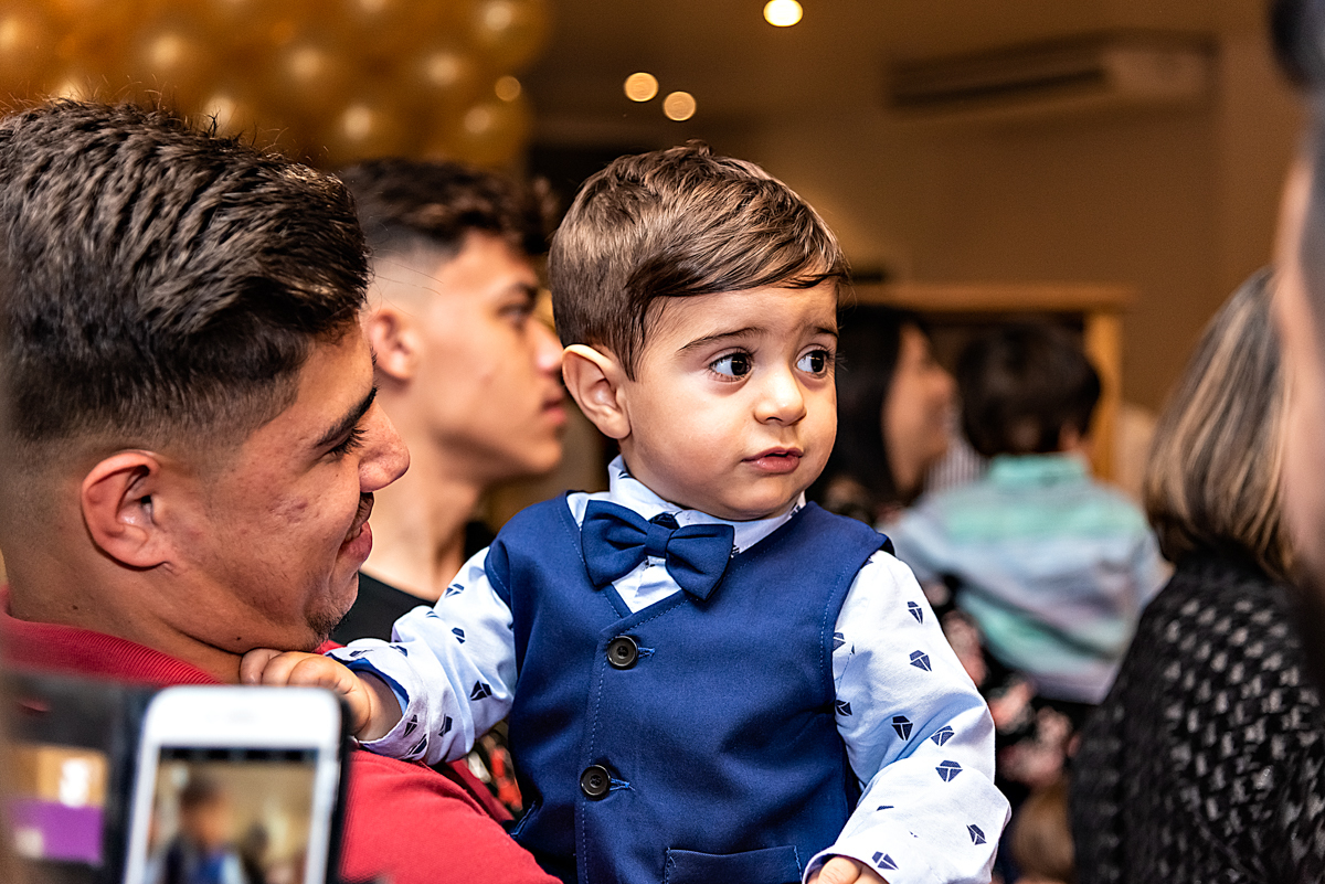 Vicente vestido para o parabéns com o irmão - FOTÓGRAFO DE ANIVERSÁRIO EM SÃO PAULO - ANIVERSÁRIO EM SÃO PAULO - CONDOMÍNIO PAULISTANO - RODRIGO MARTIN FOTOGRAFIA