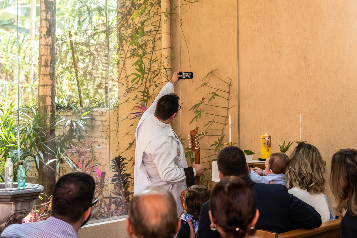 REVERENDO ANDRÉ tirando selfie com todos que estavam no batizado - BATIZADO EM SÃO PAULO - IGREJA ANGLICANA - FOTOGRAFIA DE BATIZADO EM SÃO PAULO- RODRIGO MARTIN FOTOGRAFIA