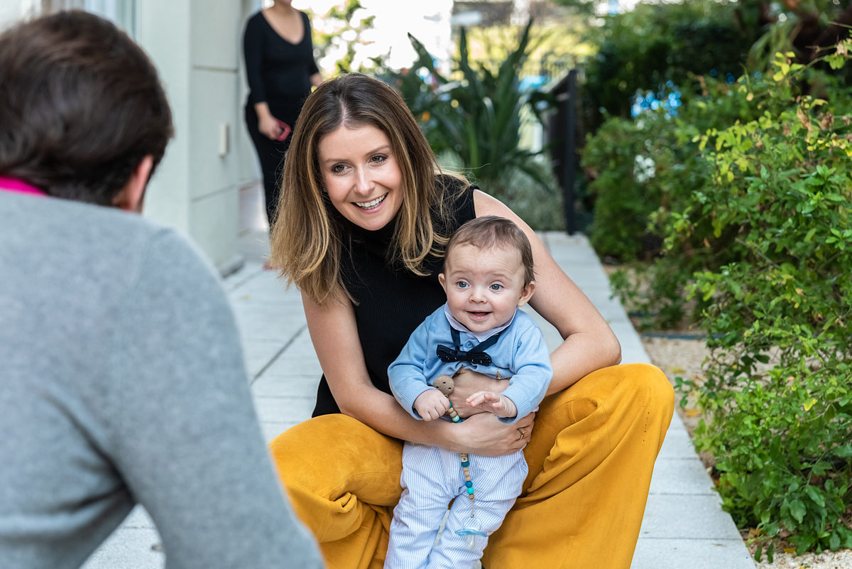 Amigos com Mathias na área externa do salão - BATIZADO EM SÃO PAULO - IGREJA ANGLICANA - FOTOGRAFIA DE BATIZADO EM SÃO PAULO- RODRIGO MARTIN FOTOGRAFIA