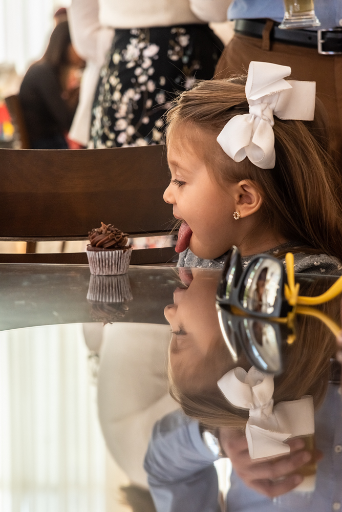 Reflexo de amiguinha de Mathias no tampo da mesa - BATIZADO EM SÃO PAULO - IGREJA ANGLICANA - FOTOGRAFIA DE BATIZADO EM SÃO PAULO- RODRIGO MARTIN FOTOGRAFIA