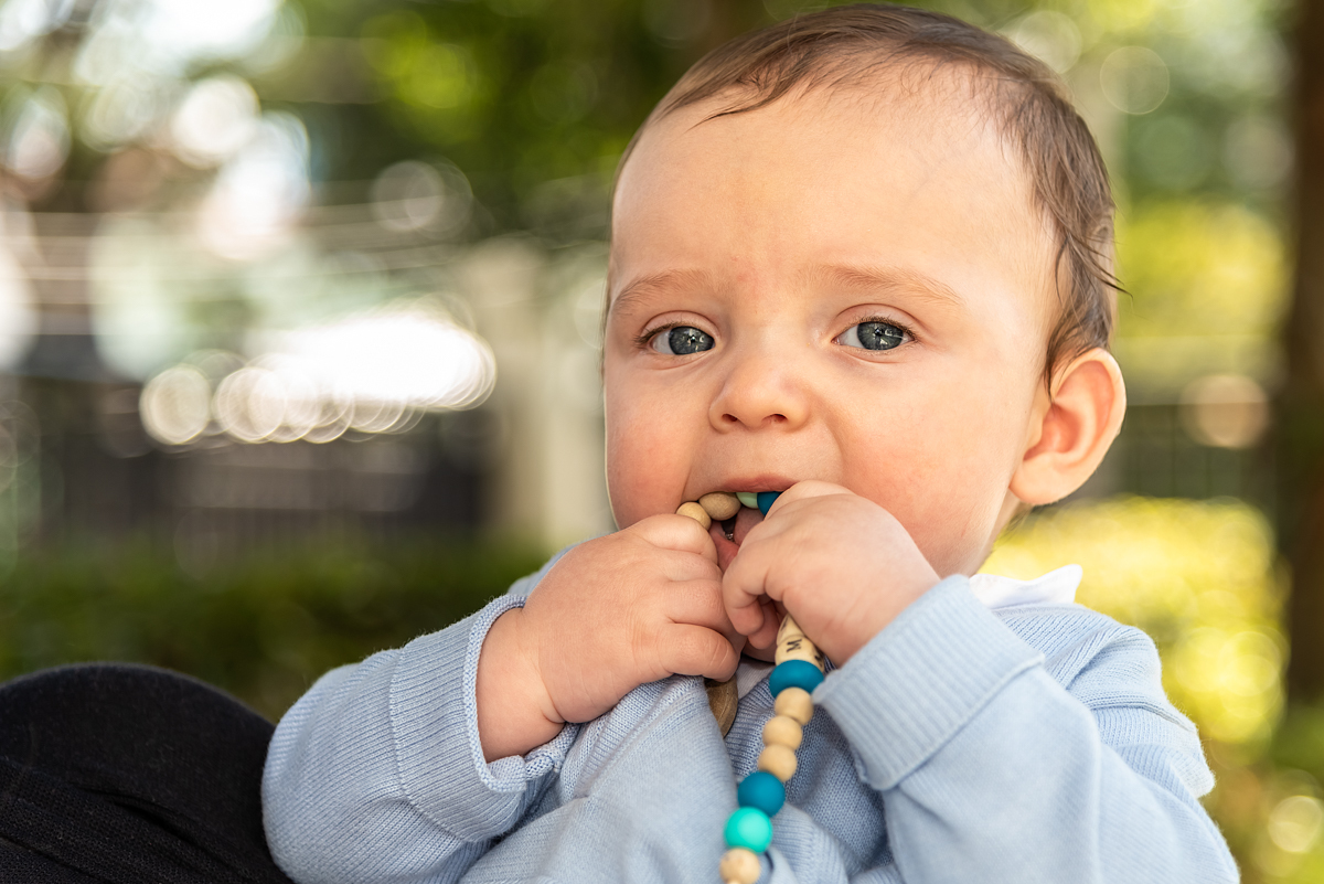Mathias comendo a alça da chupeta - BATIZADO EM SÃO PAULO - IGREJA ANGLICANA - FOTOGRAFIA DE BATIZADO EM SÃO PAULO- RODRIGO MARTIN FOTOGRAFIA