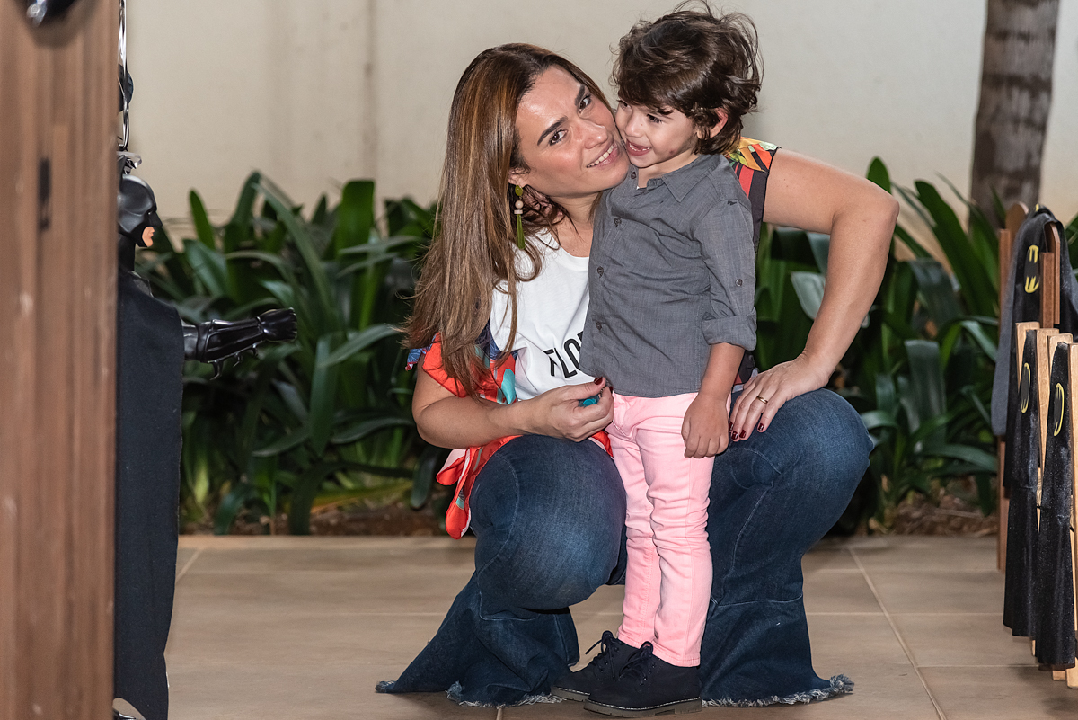 Madrinha do Joaquim com o filho - ANIVERSÁRIO EM SÃO PAULO - FOTÓGRAFO DE ANIVERSARIO EM SP - CONDOMÍNIO VARANDA EXPRESSIONS -  FESTA DO BATMAN - RODRIGO MARTIN FOTOGRAFIA