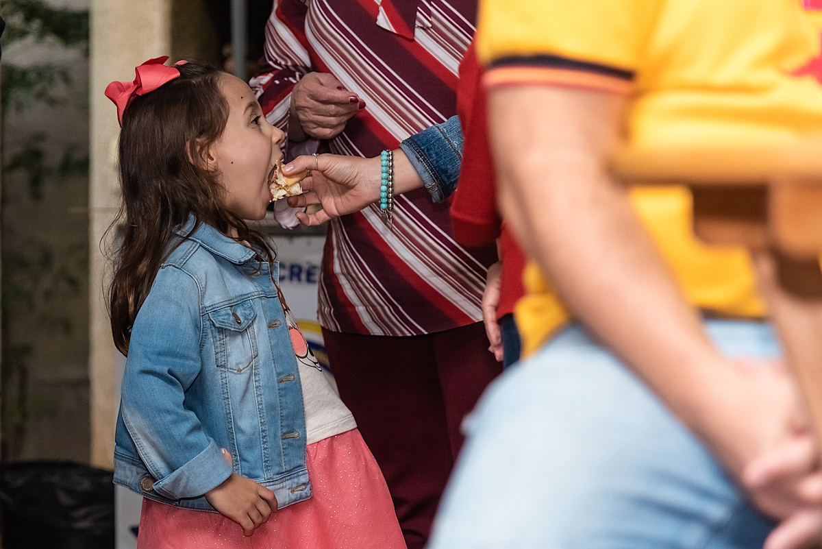 Menina comendo um cachorro-quente quase inteiro - ANIVERSÁRIO EM SÃO PAULO - FOTÓGRAFO DE ANIVERSARIO EM SP - CONDOMÍNIO VARANDA EXPRESSIONS -  FESTA DO BATMAN - RODRIGO MARTIN FOTOGRAFIA
