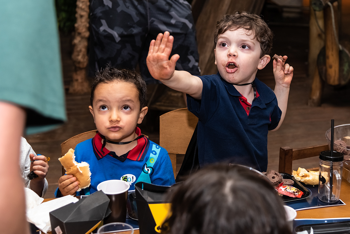 Joaquim dando um golpe na hora do lanche - ANIVERSÁRIO EM SÃO PAULO - FOTÓGRAFO DE ANIVERSARIO EM SP - CONDOMÍNIO VARANDA EXPRESSIONS -  FESTA DO BATMAN - RODRIGO MARTIN FOTOGRAFIA
