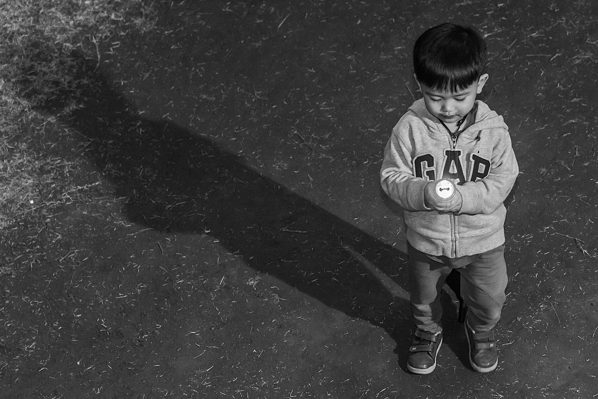 Japonesinho brincando com a lanterna do BATMAN - ANIVERSÁRIO EM SÃO PAULO - FOTÓGRAFO DE ANIVERSARIO EM SP - CONDOMÍNIO VARANDA EXPRESSIONS -  FESTA DO BATMAN - RODRIGO MARTIN FOTOGRAFIA