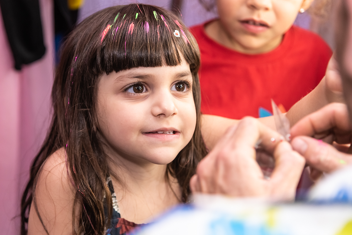 Nina pintando o cabelo - ANIVERSÁRIO EM SÃO PAULO - BUFFET PAPARICOS - FOTÓGRAFO DE ANIVERSÁRIO EM SP - DECORAÇÃO MOANA - RODRIGO MARTIN FOTOGRAFIA