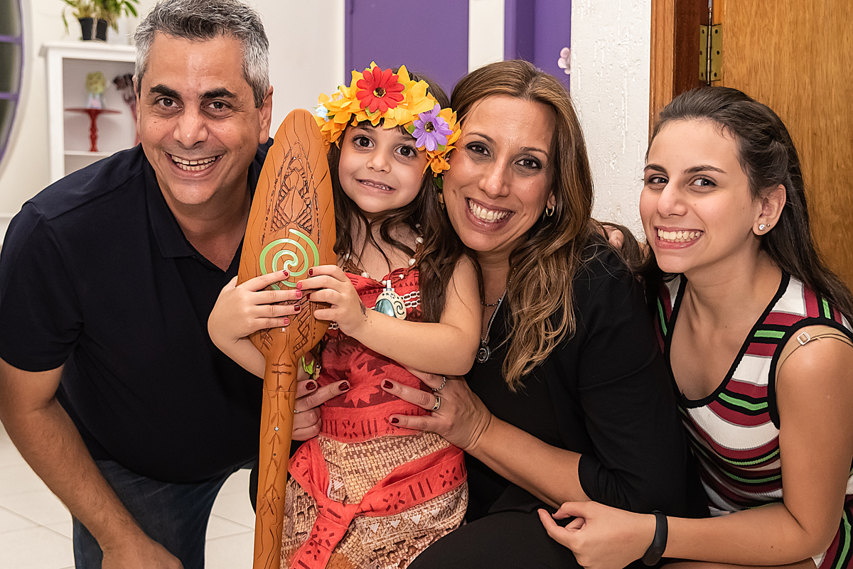 Nina de Moana com a família - ANIVERSÁRIO EM SÃO PAULO - BUFFET PAPARICOS - FOTÓGRAFO DE ANIVERSÁRIO EM SP - DECORAÇÃO MOANA - RODRIGO MARTIN FOTOGRAFIA