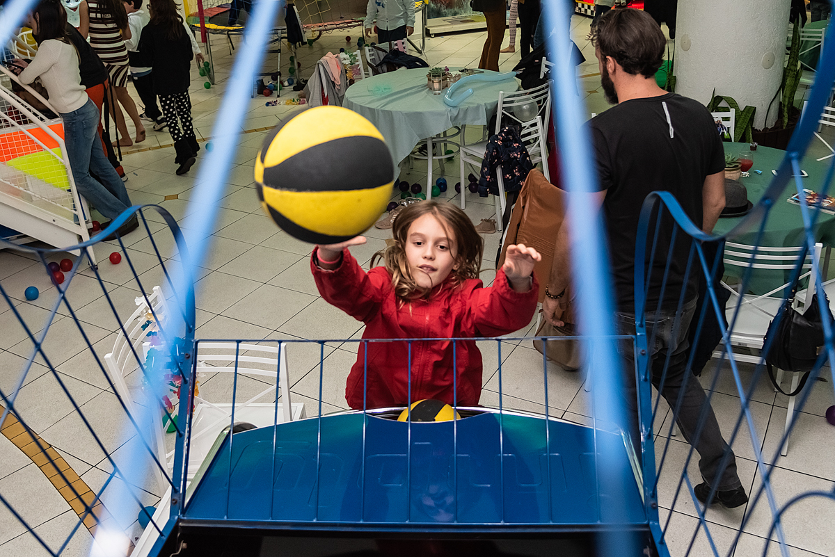 Menina jogando bola de basquete na cesta - ANIVERSÁRIO EM SÃO PAULO - BUFFET PAPARICOS - FOTÓGRAFO DE ANIVERSÁRIO EM SP - DECORAÇÃO MOANA - RODRIGO MARTIN FOTOGRAFIA
