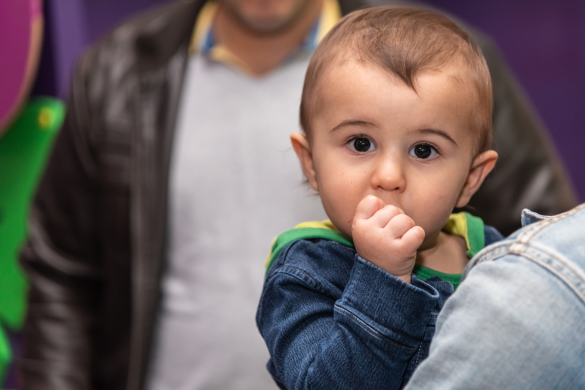 Bebê no colo - ANIVERSÁRIO EM SÃO PAULO - BUFFET PAPARICOS - FOTÓGRAFO DE ANIVERSÁRIO EM SP - DECORAÇÃO MOANA - RODRIGO MARTIN FOTOGRAFIA