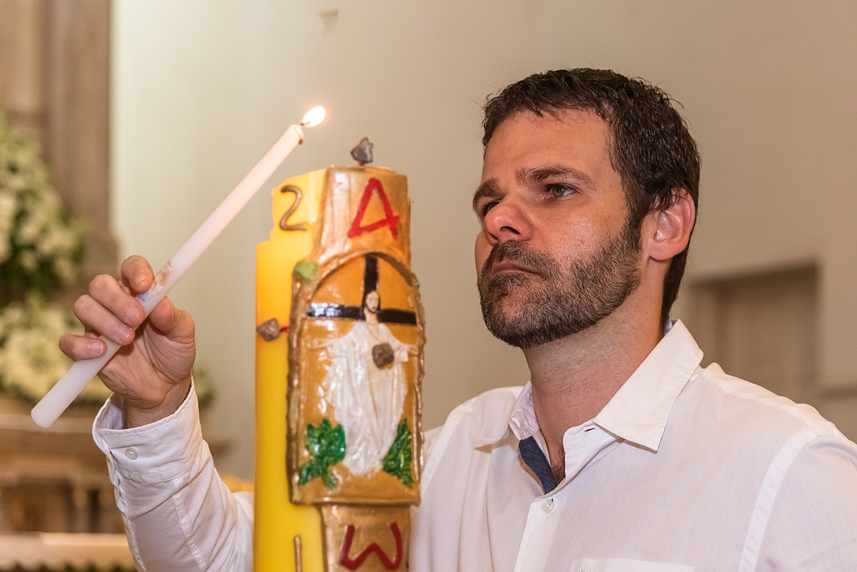 Padrinho acendendo a vela do batizado - BATIZADO EM SÃO PAULO - PARÓQUIA SÃO JOSÉ JARDIM EUROPA - BATISMO EM SÃO PAULO - RODRIGO MARTIN FOTOGRAFIA