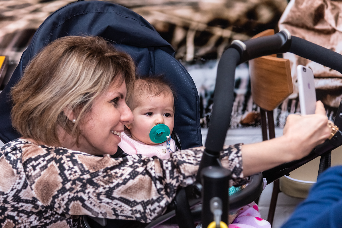 Tia fazendo selfie com Maya - BATIZADO EM SÃO PAULO - PARÓQUIA SÃO JOSÉ JARDIM EUROPA - BATISMO EM SÃO PAULO - RODRIGO MARTIN FOTOGRAFIA