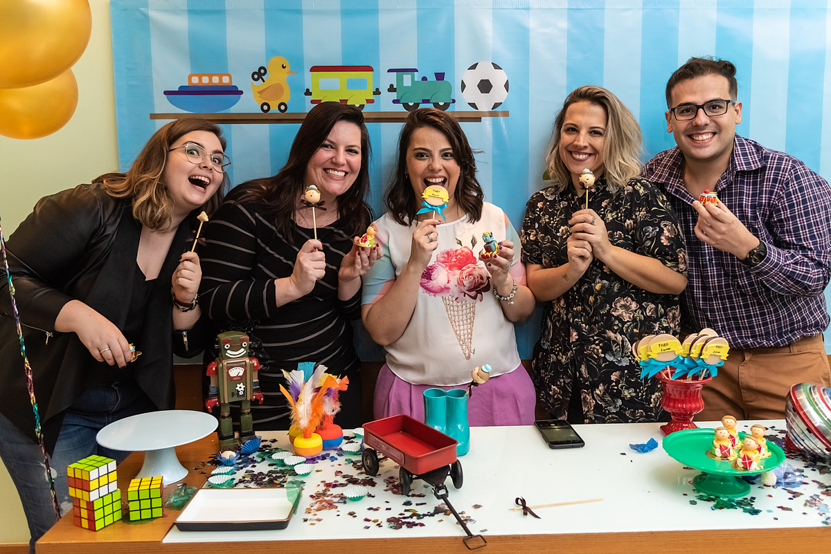 Mãe do Theo e amigos comendo doces - ANIVERSÁRIO EM SÃO PAULO ZONA SUL - FOTÓGRAFO DE ANIVERSÁRIO EM SÃO PAULO - ANIVERSÁRIO DO THEO - RODRIGO MARTIN FOTOGRAFIA