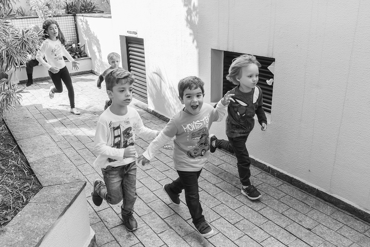 Criançada correndo - ANIVERSÁRIO EM SÃO CAETANO DO SUL - FOTÓGRAFO DE ANIVERSÁRIO EM SÃO CAETANO DO SUL - ANIVERSÁRIO DA EIDI - RODRIGO MARTIN FOTOGRAFIA