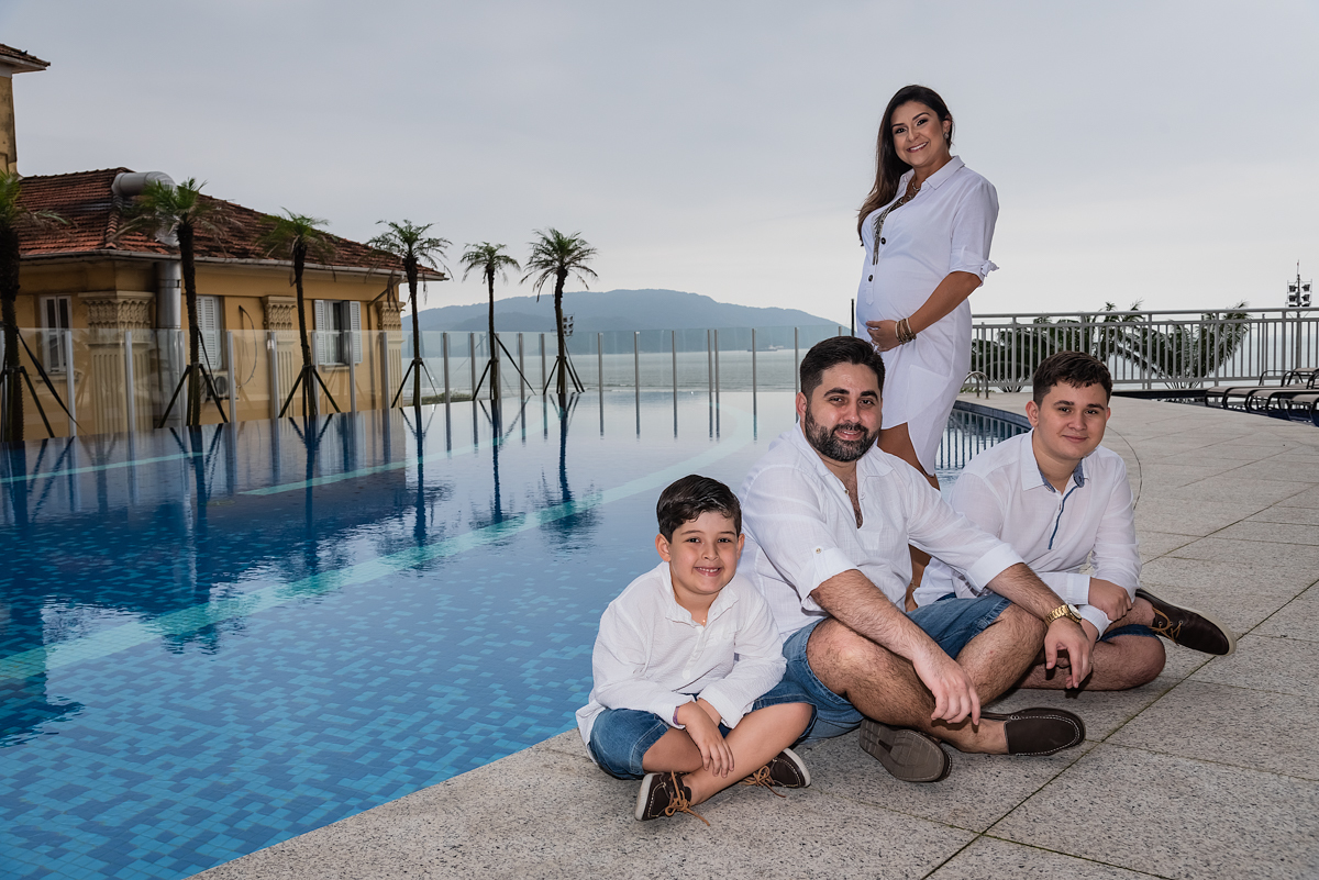 Homens sentados e futura mamãe em pé - CHÁ DE BEBÊ EM SANTOS SP - CHÁ REVELAÇÃO EM SANTOS SP - FOTÓGRAFO PROFISSIONAL EM SANTOS SP - RODRIGO MARTIN FOTOGRAFIA