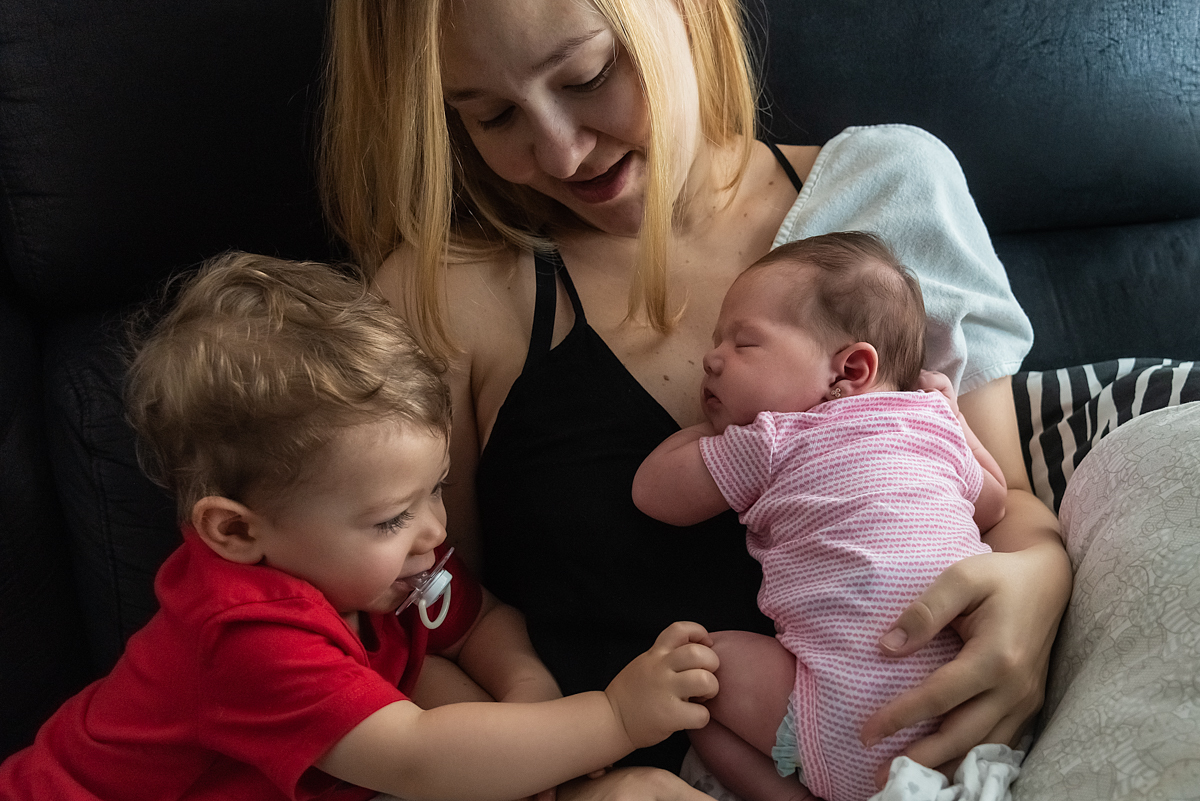 Irmão brincando dando carinho na Raphaela - ENSAIO NEWBORN LIFESTYLE EM SÃO PAULO - FOTÓGRAFO NEWBORN - FOTÓGRAFO DE FAMÍLIA - RODRIGO MARTIN FOTOGRAFIA