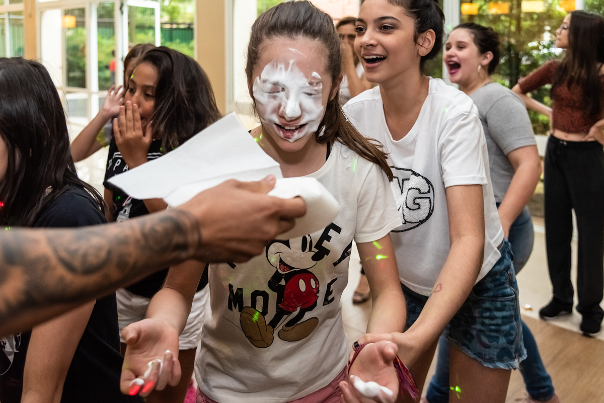 Menina com torta na cara - ANIVERSÁRIO EM SÃO PAULO - FOTÓGRAFO DE ANIVERSÁRIO EM SÃO PAULO - RODRIGO MARTIN FOTOGRAFIA