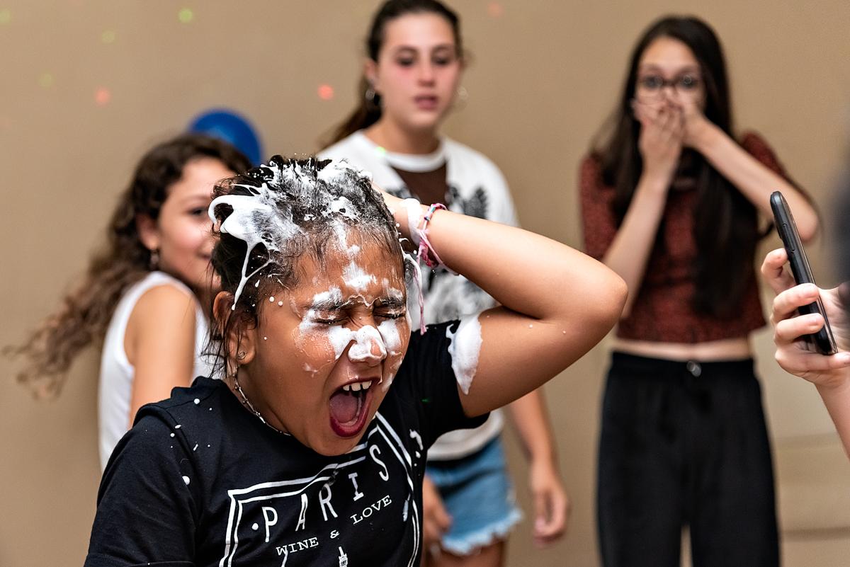 Menina ficou brava porque a torta foi no cabelo - ANIVERSÁRIO EM SÃO PAULO - FOTÓGRAFO DE ANIVERSÁRIO EM SÃO PAULO - RODRIGO MARTIN FOTOGRAFIA