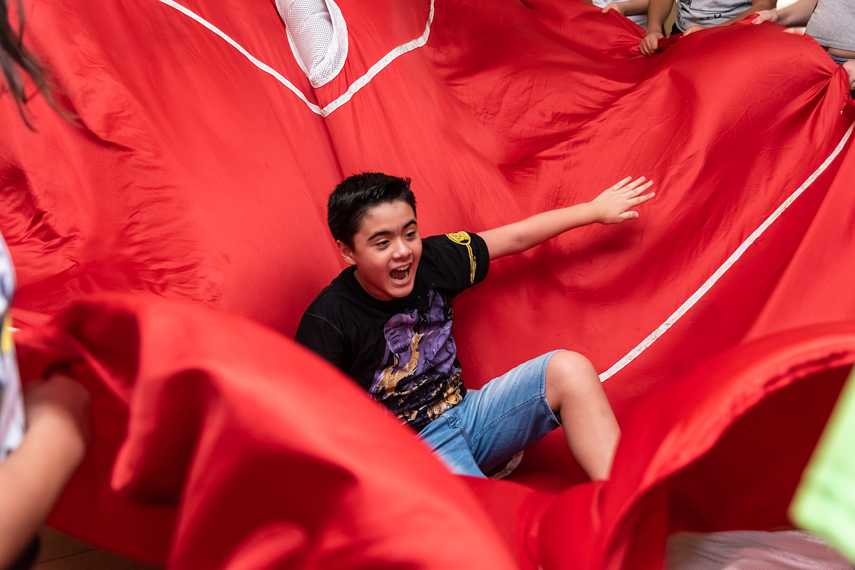 Brincadeira no tecido vermelho - ANIVERSÁRIO EM SÃO PAULO - FOTÓGRAFO DE ANIVERSÁRIO EM SÃO PAULO - RODRIGO MARTIN FOTOGRAFIA