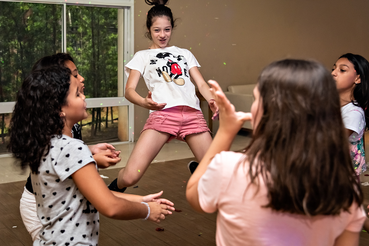 Menina dando sarrada - ANIVERSÁRIO EM SÃO PAULO - FOTÓGRAFO DE ANIVERSÁRIO EM SÃO PAULO - RODRIGO MARTIN FOTOGRAFIA