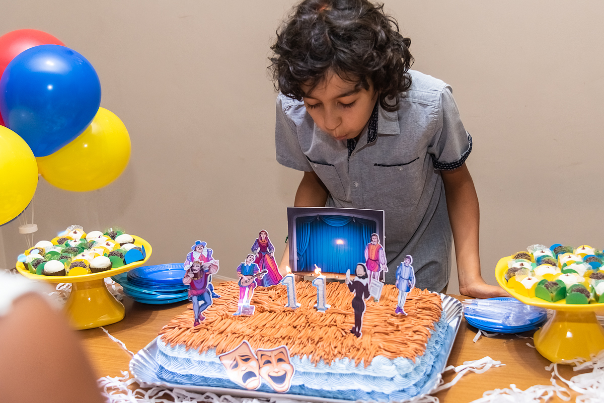 Vitor apagando as velinhas - ANIVERSÁRIO EM SÃO PAULO - FOTÓGRAFO DE ANIVERSÁRIO EM SÃO PAULO - RODRIGO MARTIN FOTOGRAFIA