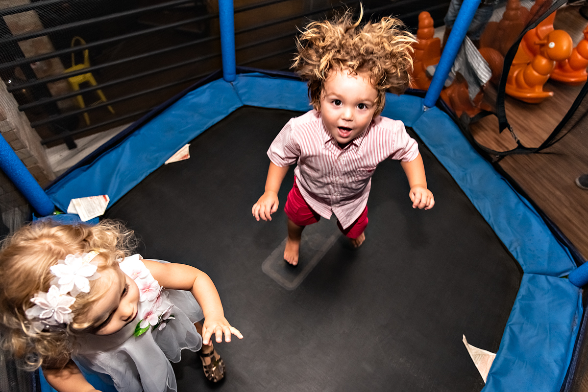 Menininho pulando e cabela levantado - ANIVERSÁRIO EM SÃO PAULO - FOTÓGRAFO DE ANIVERSÁRIO EM SÃO PAULO - BUFFET PLANETA KIDS - FOTOGRAFIA DE ANIVERSÁRIO - RODRIGO MARTIN FOTOGRAFIA