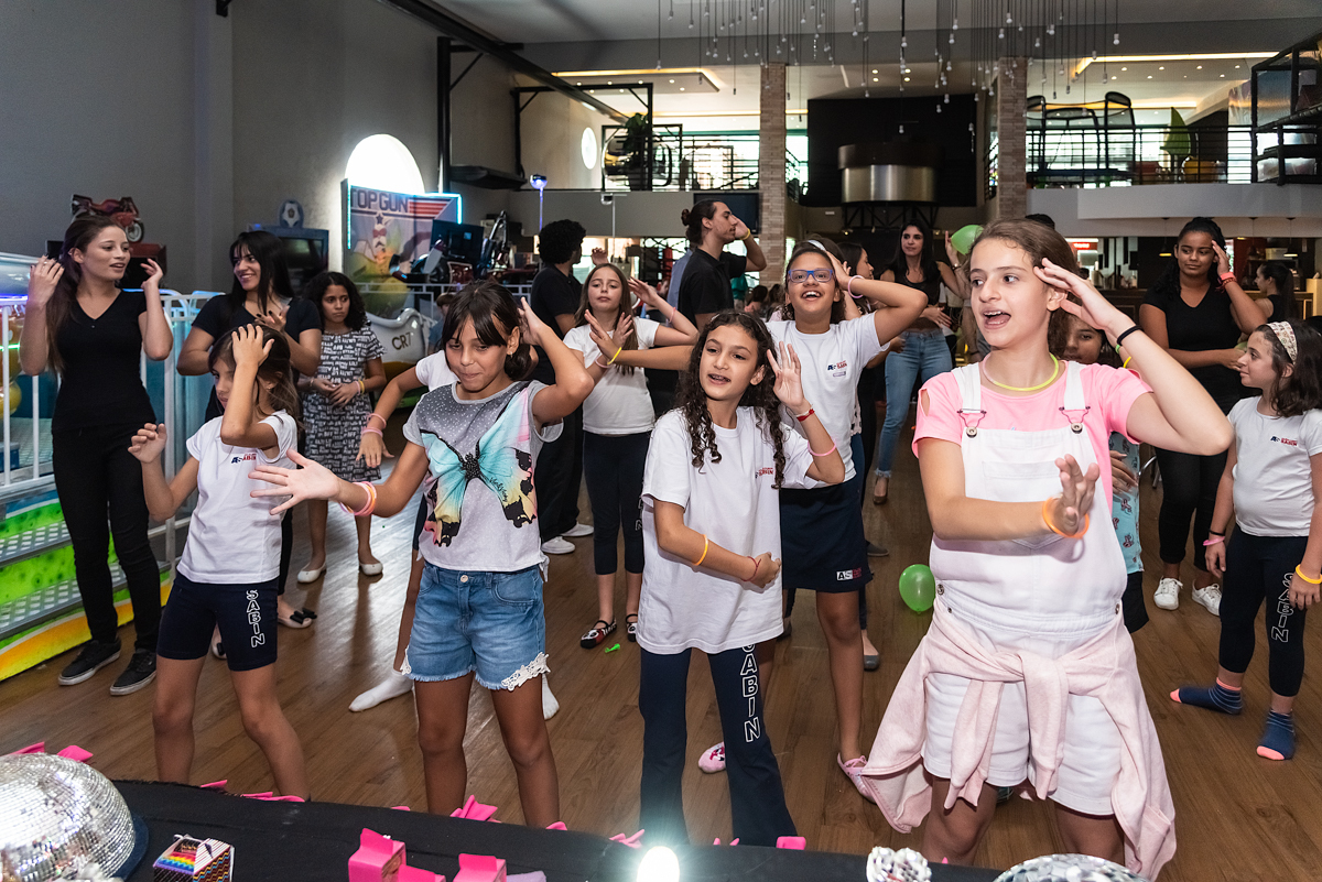 Todo o buffet dançando Macarena - ANIVERSÁRIO EM SÃO PAULO - FOTÓGRAFO DE ANIVERSÁRIO EM SÃO PAULO - BUFFET PLANETA KIDS - FOTOGRAFIA DE ANIVERSÁRIO - RODRIGO MARTIN FOTOGRAFIA