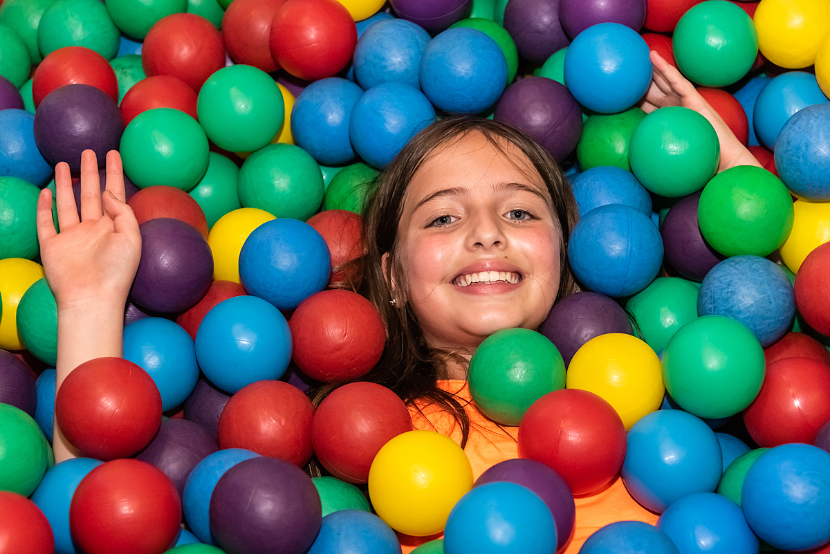 Gabriela na piscina de bolinhas - ANIVERSÁRIO EM SÃO PAULO - FOTÓGRAFO DE ANIVERSÁRIO EM SÃO PAULO - BUFFET PLANETA KIDS - FOTOGRAFIA DE ANIVERSÁRIO - RODRIGO MARTIN FOTOGRAFIA