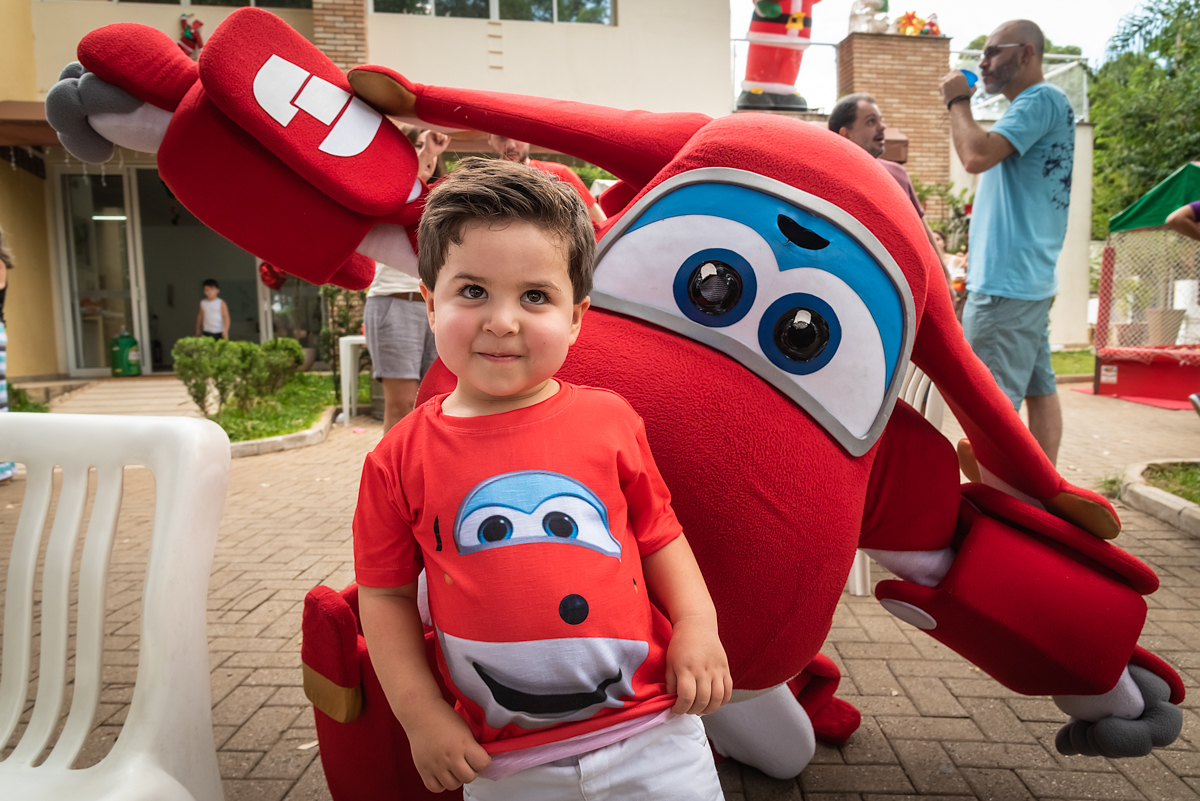 Matheus fazendo pose com o Jet - ANIVERSÁRIO EM SÃO PAULO - FOTÓGRAFO DE ANIVERSÁRIO EM SÃO PAULO - MATHEUS FEZ 3 ANOS - RODRIGO MARTIN FOTOGRAFIA