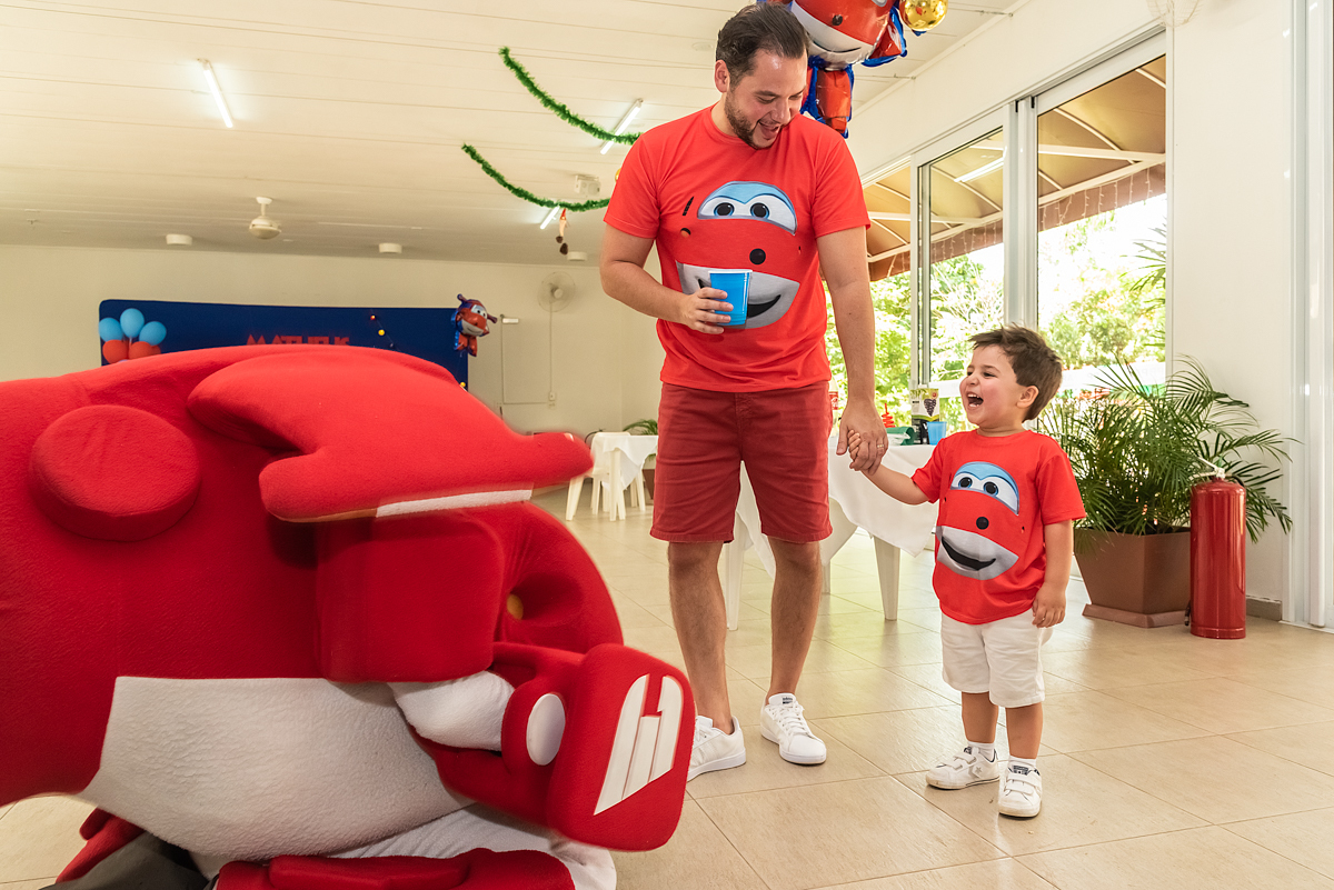 Matheus com papai gargalhando para o Jet - ANIVERSÁRIO EM SÃO PAULO - FOTÓGRAFO DE ANIVERSÁRIO EM SÃO PAULO - MATHEUS FEZ 3 ANOS - RODRIGO MARTIN FOTOGRAFIA