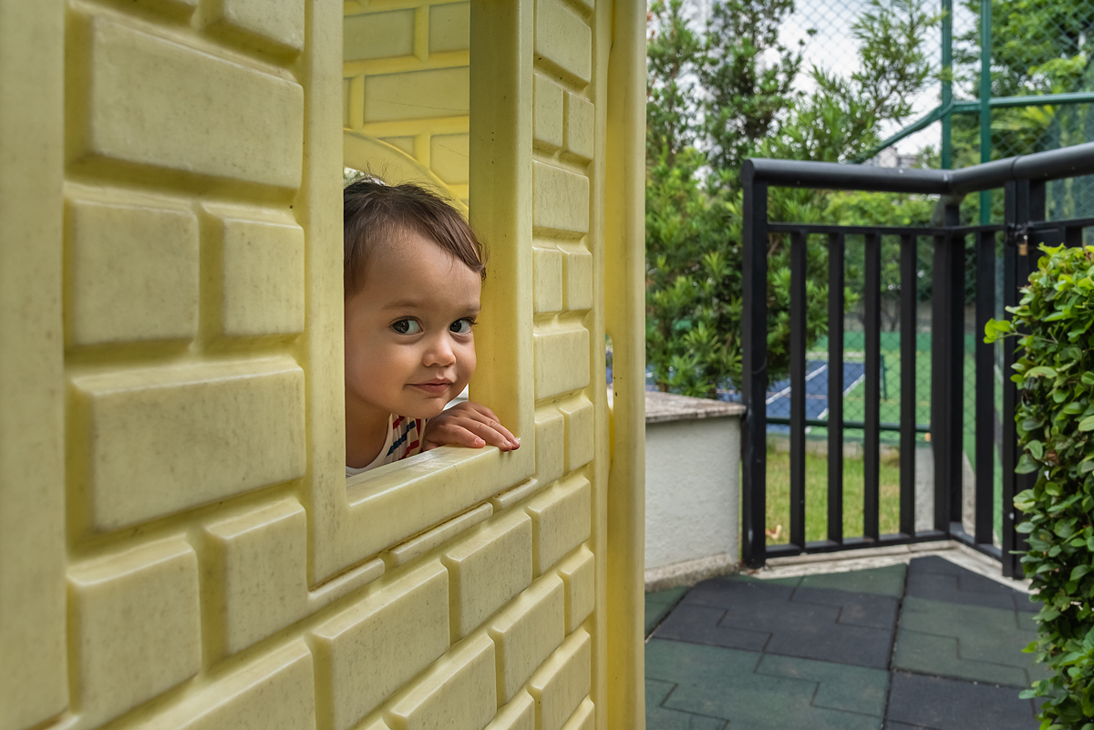 Menina olhando pela janela da casinha de bonecas - ANIVERSÁRIO INFANTIL EM SÃO PAULO - FOTÓGRAFO DE ANIVERSÁRIO EM SP - ANIVERSÁRIO DO MATHIAS - RODRIGO MARTIN FOTOGRAFIA