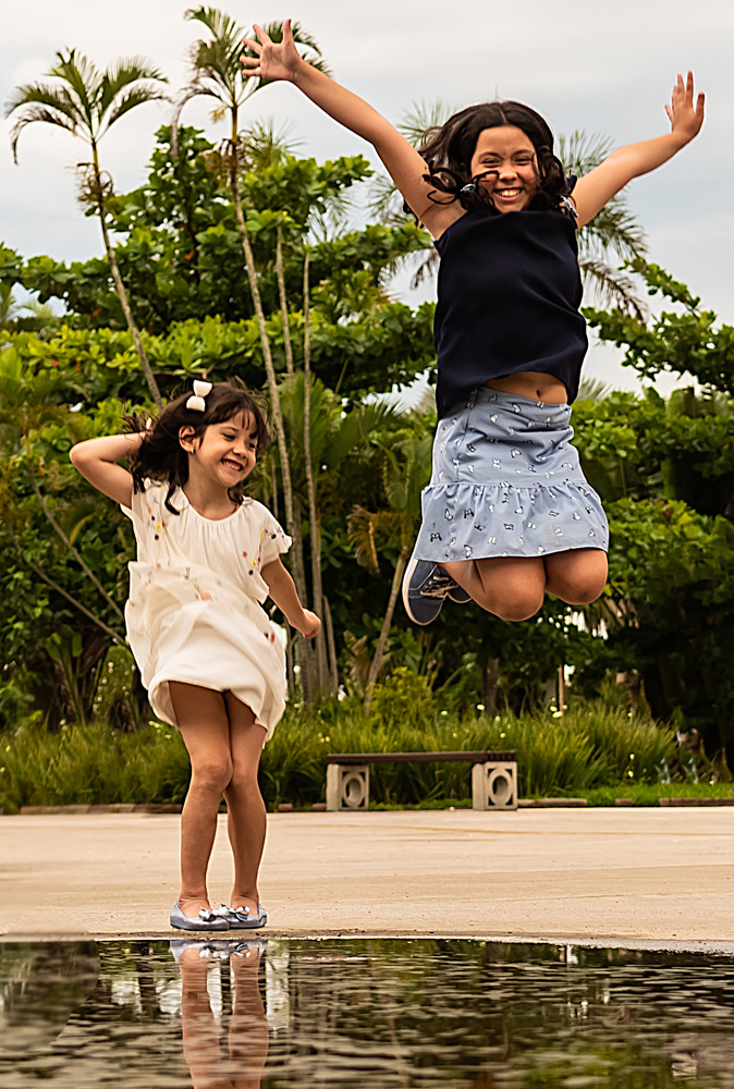 Lívia e Maria pulando - ENSAIO FAMÍLIA EM SANTOS - ORQUIDÁRIO DE SANTOS - EMISSÁRIO SUBMARINO DE SANTOS - FAMÍLIA MISUMOTO - RODRIGO MARTIN FOTOGRAFIA