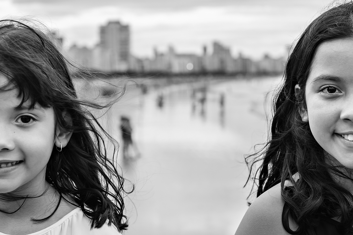 Lívia e Maria em Preto e Branco com metade do rosto de cada - ENSAIO FAMÍLIA EM SANTOS - ORQUIDÁRIO DE SANTOS - EMISSÁRIO SUBMARINO DE SANTOS - FAMÍLIA MISUMOTO - RODRIGO MARTIN FOTOGRAFIA