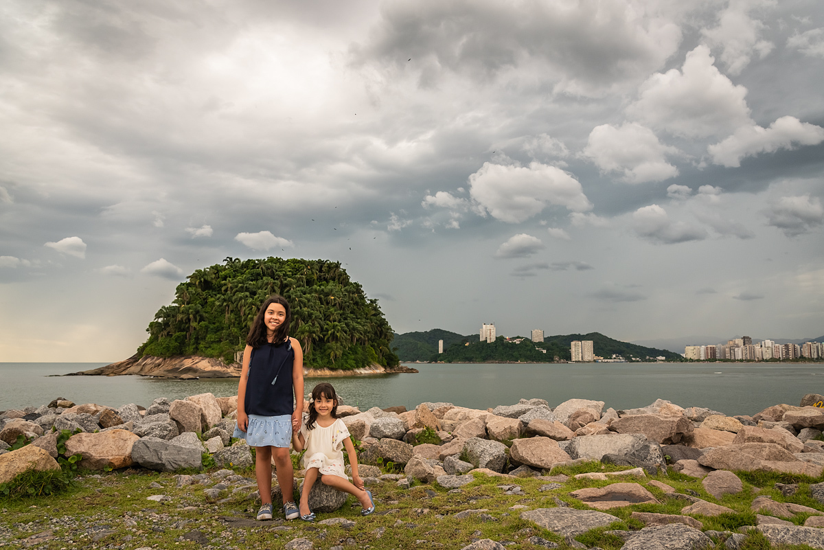 Lívia e Maria com a Ilha de Urubuqueçaba - ENSAIO FAMÍLIA EM SANTOS - ORQUIDÁRIO DE SANTOS - EMISSÁRIO SUBMARINO DE SANTOS - FAMÍLIA MISUMOTO - RODRIGO MARTIN FOTOGRAFIA