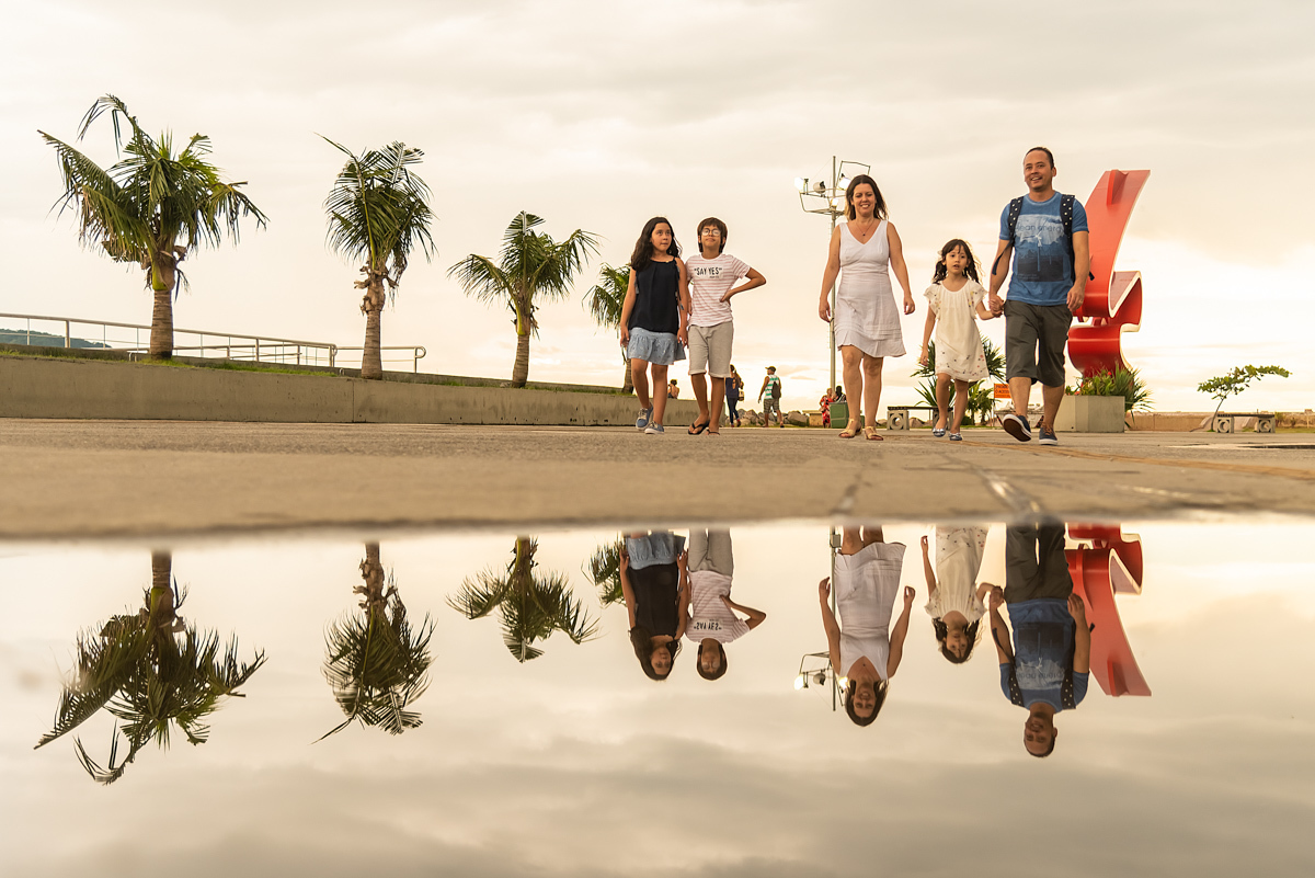 Família Misumoto refletida numa poça - ENSAIO FAMÍLIA EM SANTOS - ORQUIDÁRIO DE SANTOS - EMISSÁRIO SUBMARINO DE SANTOS - FAMÍLIA MISUMOTO - RODRIGO MARTIN FOTOGRAFIA