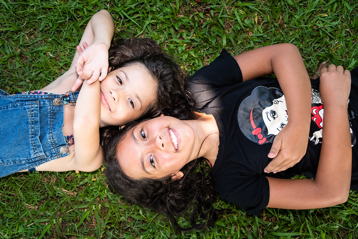 Lívia e Maria deitadas no chão no jardim da praia - ENSAIO FAMÍLIA EM SANTOS - ORQUIDÁRIO DE SANTOS - EMISSÁRIO SUBMARINO DE SANTOS - FAMÍLIA MISUMOTO - RODRIGO MARTIN FOTOGRAFIA