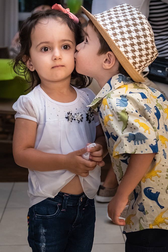 Um dos gêmeos beijando a amiguinha - ANIVERSÁRIO INFANTIL EM SÃO PAULO - fOTÓGRAFO DE ANIVERSÁRIO INFANTIL EM SÃO PAULO - ANIVERSÁRIO DE GÊMEOS - PEDRO E MATHEUS - BUFFET SORRISO E FANTASIA - RODRIGO MARTIN FOTOGRAFIA
