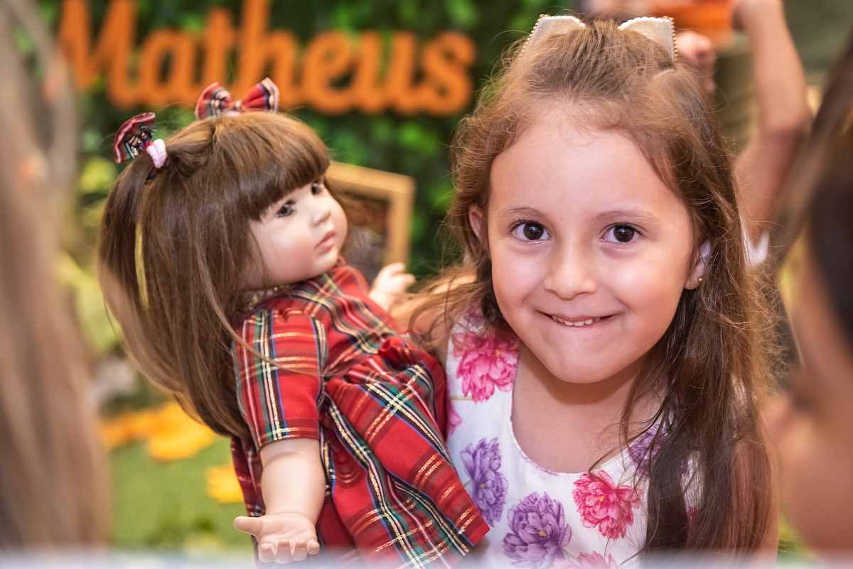 Amiguinha com boneca - ANIVERSÁRIO INFANTIL EM SÃO PAULO - fOTÓGRAFO DE ANIVERSÁRIO INFANTIL EM SÃO PAULO - ANIVERSÁRIO DE GÊMEOS - PEDRO E MATHEUS - BUFFET SORRISO E FANTASIA - RODRIGO MARTIN FOTOGRAFIA