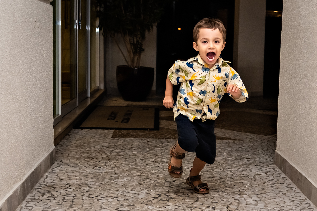 Um dos gêmeos correndo - ANIVERSÁRIO INFANTIL EM SÃO PAULO - fOTÓGRAFO DE ANIVERSÁRIO INFANTIL EM SÃO PAULO - ANIVERSÁRIO DE GÊMEOS - PEDRO E MATHEUS - BUFFET SORRISO E FANTASIA - RODRIGO MARTIN FOTOGRAFIA
