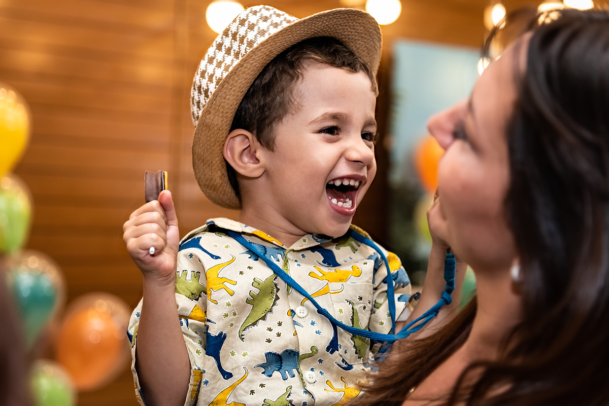 Um dos gêmeos rindo - ANIVERSÁRIO INFANTIL EM SÃO PAULO - fOTÓGRAFO DE ANIVERSÁRIO INFANTIL EM SÃO PAULO - ANIVERSÁRIO DE GÊMEOS - PEDRO E MATHEUS - BUFFET SORRISO E FANTASIA - RODRIGO MARTIN FOTOGRAFIA