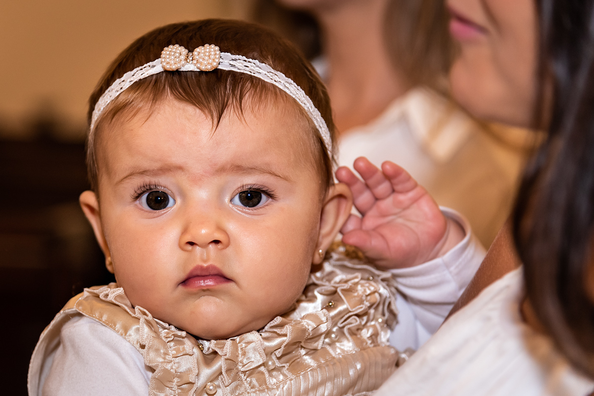 Isadora com mão da orelha - BATIZADO EM SÃO PAULO - PARÓQUIA NOSSA SENHORA MÃE DA IGREJA - ALAMEDA FRANCA 889 - FOTÓGRAFO DE BATIZADO - FOTÓGRAFO DE FAMÍLIA - FOTÓGRAFO PROFISSIONAL - RODRIGO MARTIN FOTOGRAFIA