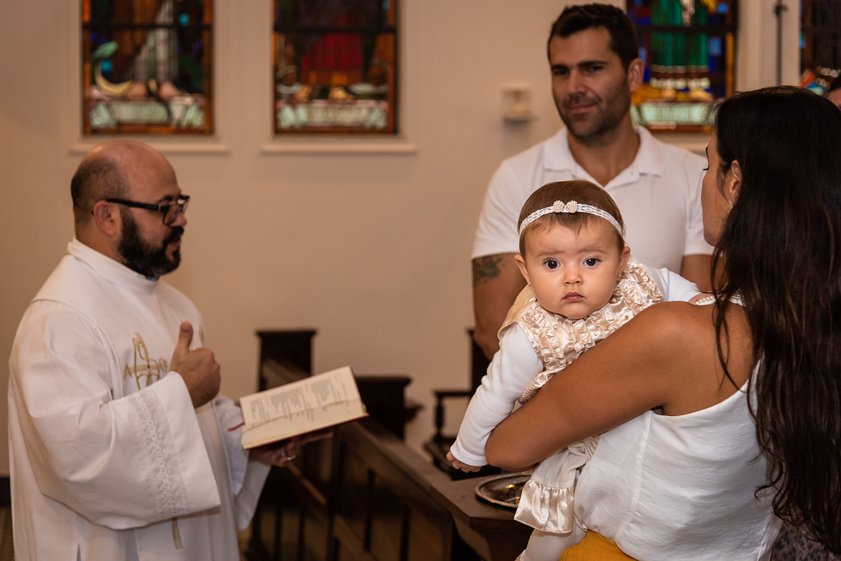Isadora, pais e padre - BATIZADO EM SÃO PAULO - PARÓQUIA NOSSA SENHORA MÃE DA IGREJA - ALAMEDA FRANCA 889 - FOTÓGRAFO DE BATIZADO - FOTÓGRAFO DE FAMÍLIA - FOTÓGRAFO PROFISSIONAL - RODRIGO MARTIN FOTOGRAFIA