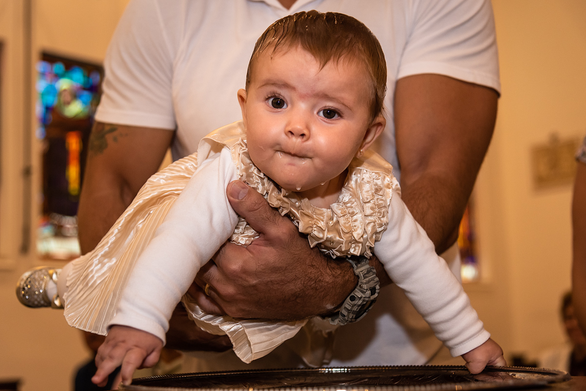 Após o banho batismal - BATIZADO EM SÃO PAULO - PARÓQUIA NOSSA SENHORA MÃE DA IGREJA - ALAMEDA FRANCA 889 - FOTÓGRAFO DE BATIZADO - FOTÓGRAFO DE FAMÍLIA - FOTÓGRAFO PROFISSIONAL - RODRIGO MARTIN FOTOGRAFIA