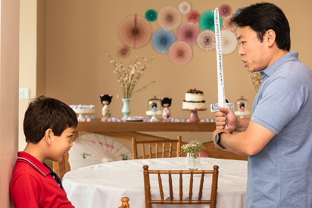 Papai da Satie brincando de espada - CHÁ DE BEBÊ EM SÃO PAULO - CHÁ DE BEBÊ DA SATIE - FOTÓGRAFO DE FAMÍLIA - BUFFET SORRISO E FANTASIA - FOTÓGRAFO PARA CHÁ DE BEBÊ - RODRIGO MARTIN FOTOGRAFIA
