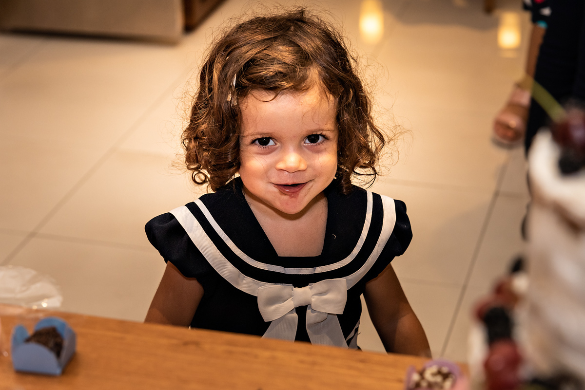 Menina pega no flagra comendo doce antes da hora - CHÁ DE BEBÊ EM SÃO PAULO - CHÁ DE BEBÊ DA SATIE - FOTÓGRAFO DE FAMÍLIA - BUFFET SORRISO E FANTASIA - FOTÓGRAFO PARA CHÁ DE BEBÊ - RODRIGO MARTIN FOTOGRAFIA