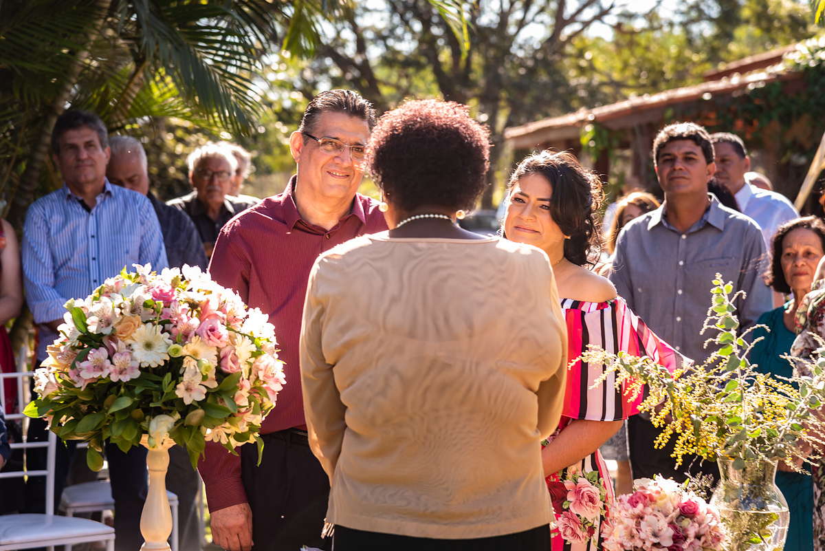 Os noivos de frente com a celebrante de costas no meio - CASAMENTO DE DIA - CASAMENTO AO AR LIVRE - CASAMENTO EM SÃO PAULO - FOTÓGRAFO DE CASAMENTO EM SÃO PAULO - RODRIGO MARTIN FOTOGRAFIA