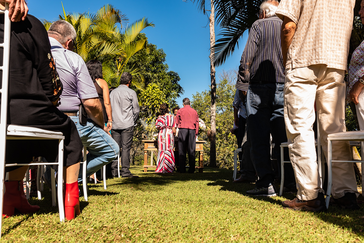 Plano geral do altar com os noivos de costa - CASAMENTO DE DIA - CASAMENTO AO AR LIVRE - CASAMENTO EM SÃO PAULO - FOTÓGRAFO DE CASAMENTO EM SÃO PAULO - RODRIGO MARTIN FOTOGRAFIA